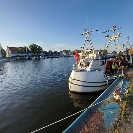 Hochwertige Ferienwohnung Direkt Am Wasser Mit Balkon Грайфсвалд Екстериор снимка