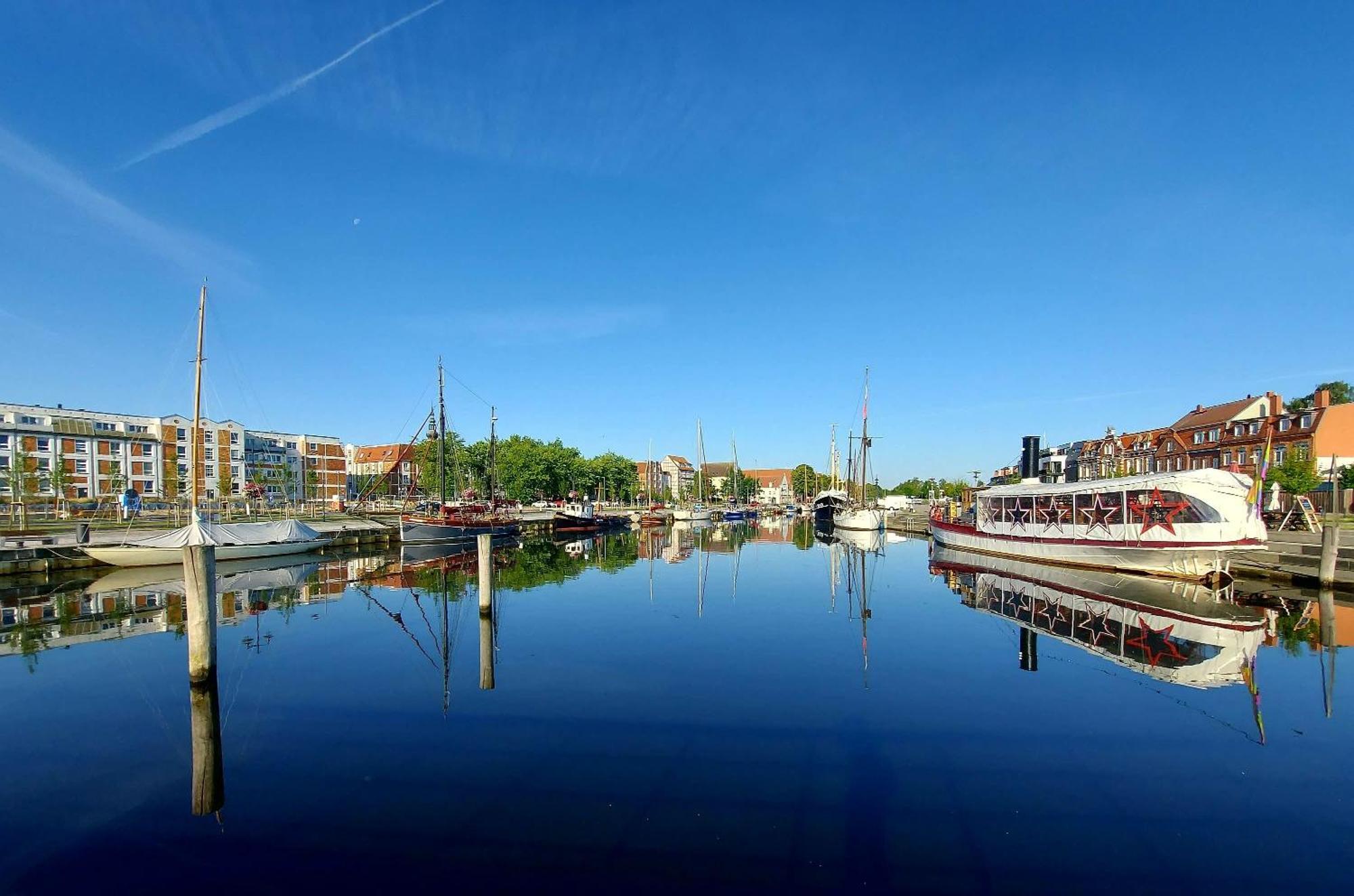 Hochwertige Ferienwohnung Direkt Am Wasser Mit Balkon Грайфсвалд Екстериор снимка