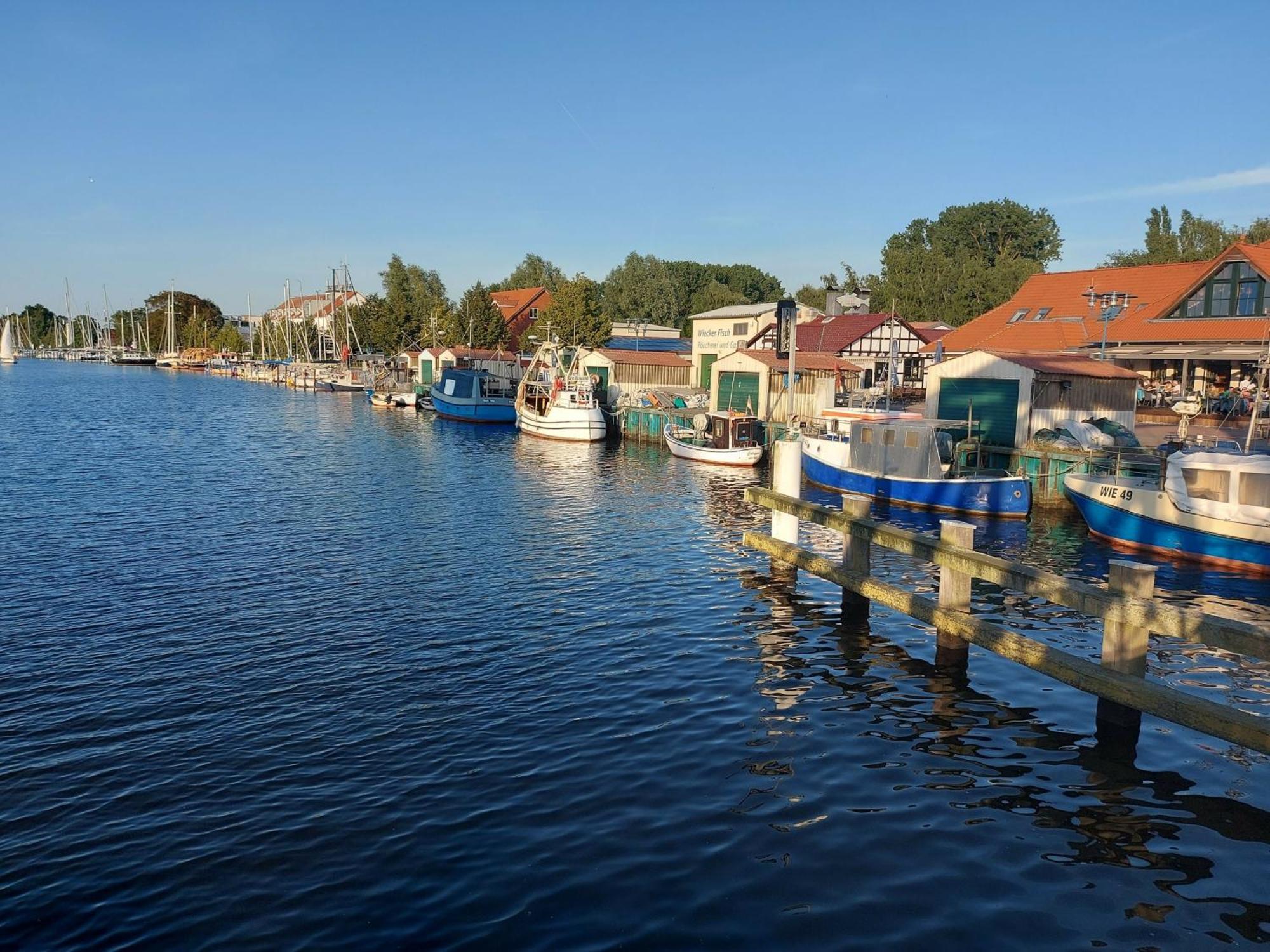 Hochwertige Ferienwohnung Direkt Am Wasser Mit Balkon Грайфсвалд Екстериор снимка